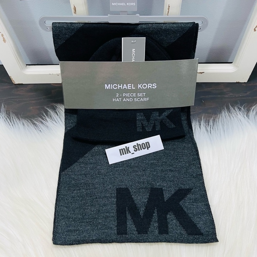 Michael Kors Men’s Scarf & Beanie Hat Set